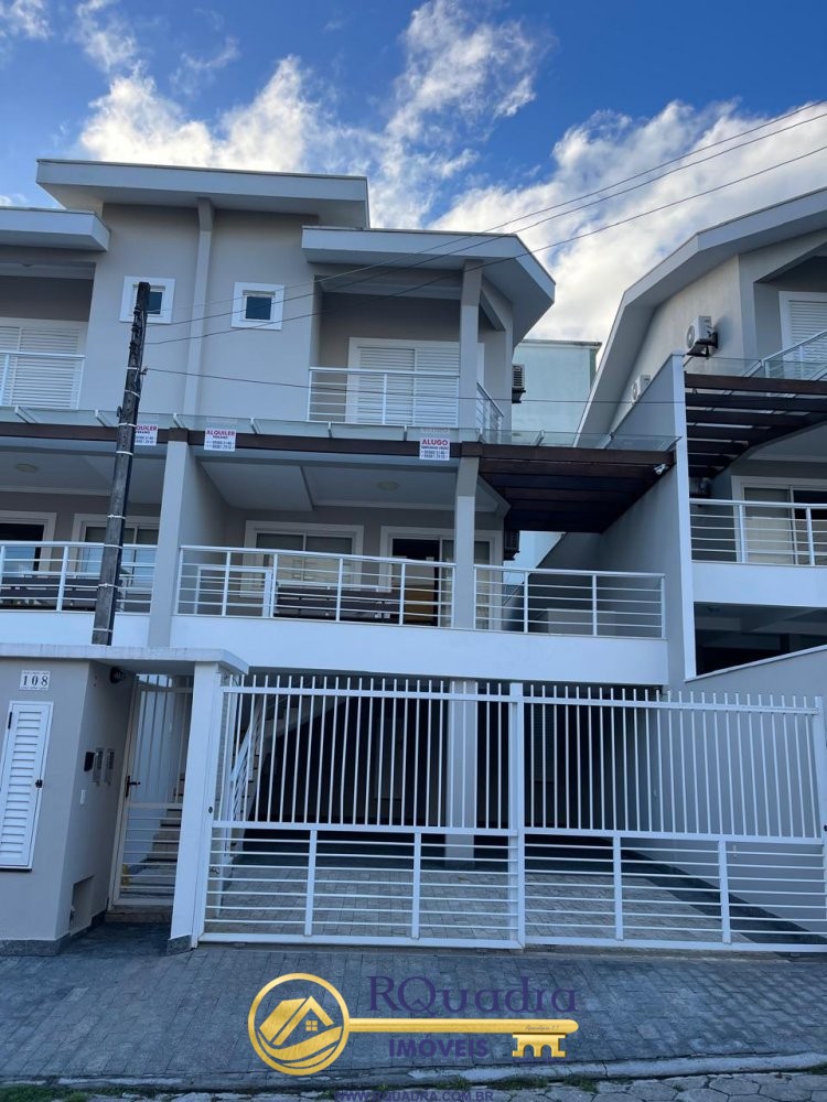 Sobrado Geminado  de 3  Dormitorios