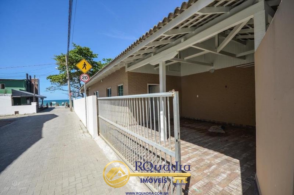 CASA FRENTE MAR COM 04 DORMITRIOS