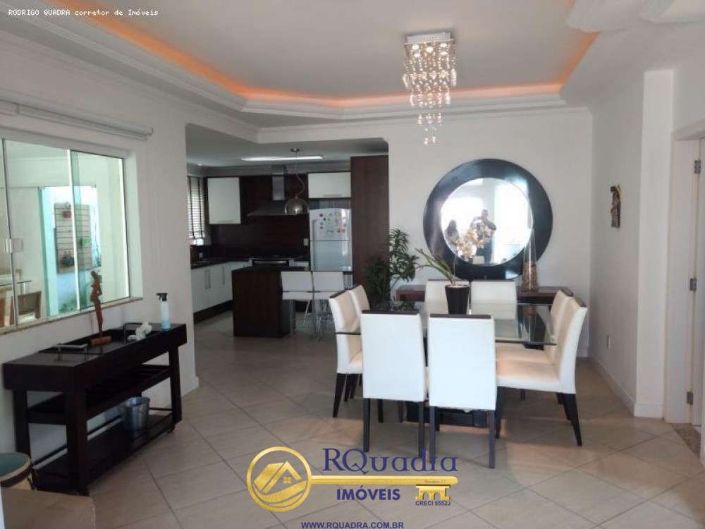 CASA COM PISCINA PRIVATIVA 