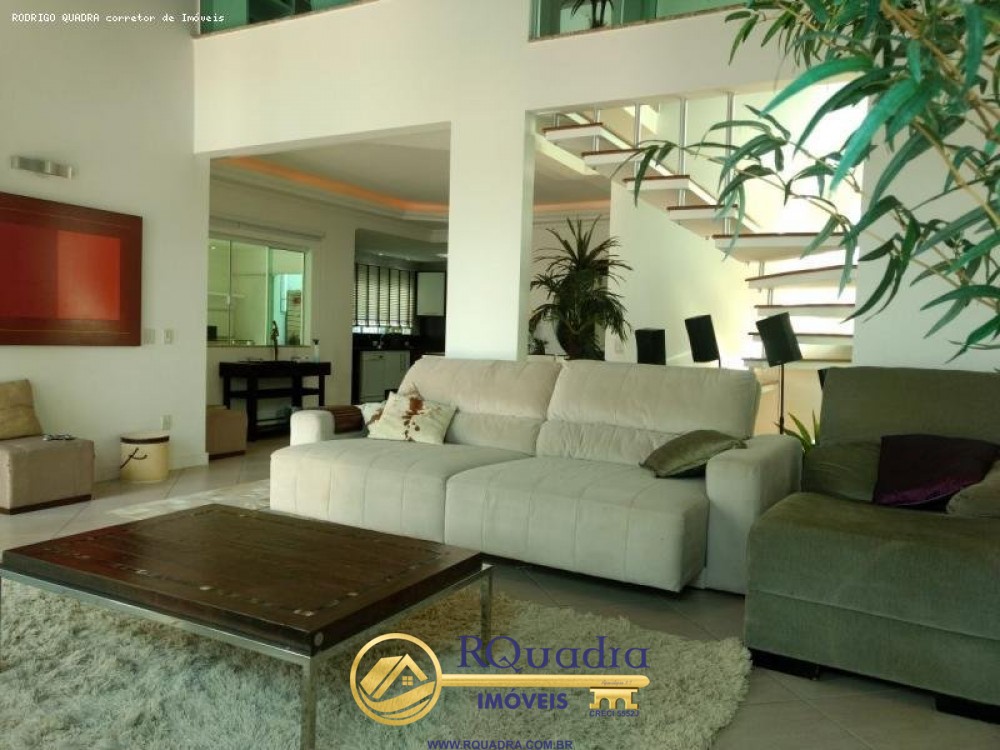 CASA COM PISCINA PRIVATIVA 