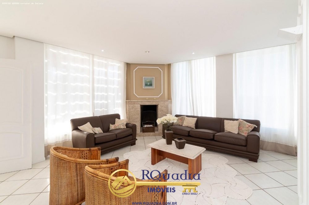 CASA COM 6 DORMITORIOS FRENTE MAR