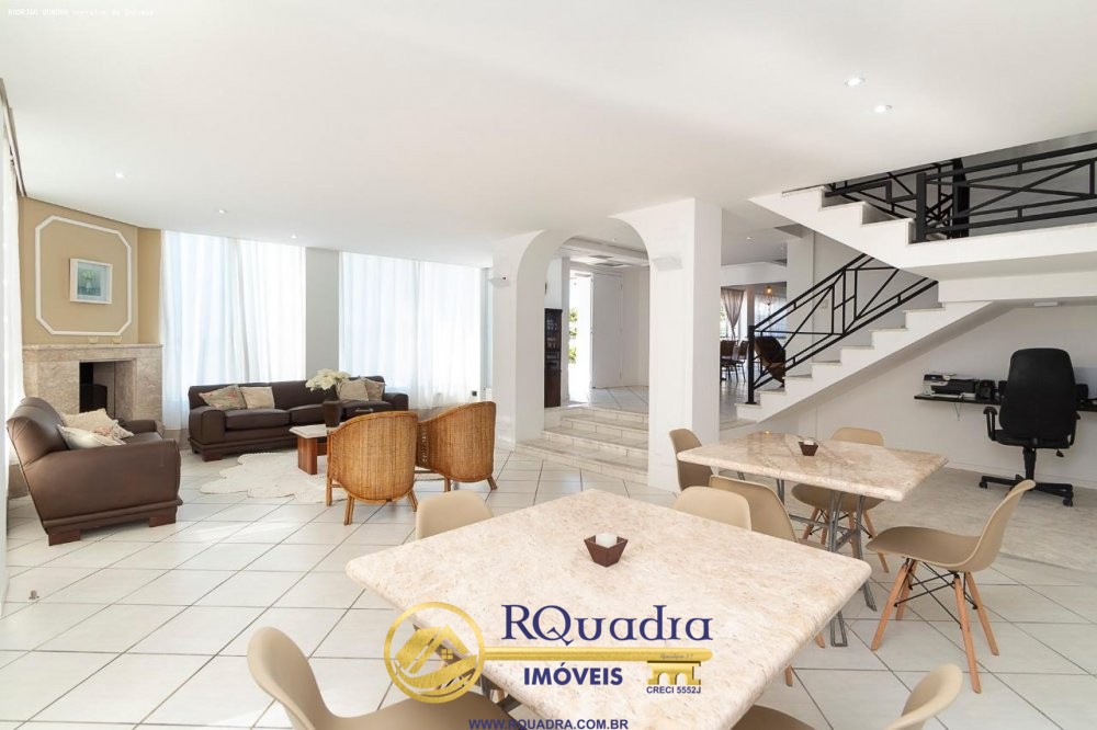 CASA COM 6 DORMITORIOS FRENTE MAR