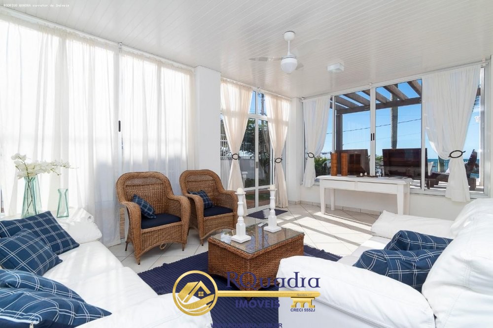 CASA COM 6 DORMITORIOS FRENTE MAR