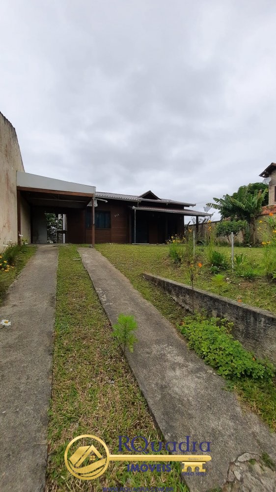 CASA COM 3 DORMITORIOS