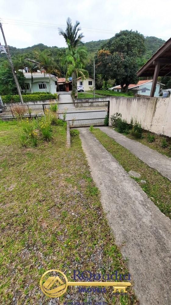 CASA COM 3 DORMITORIOS