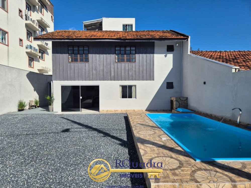 Linda casa de 4 dormitrios - Na praia de Bombas  