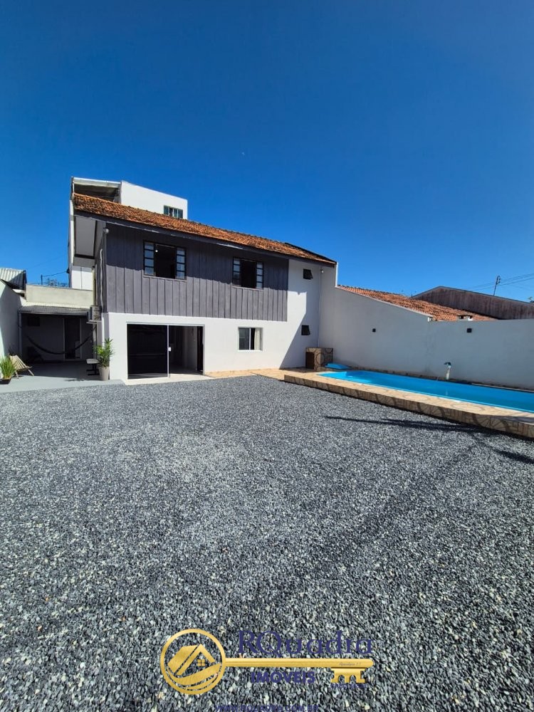 Linda casa de 4 dormitrios - Na praia de Bombas  