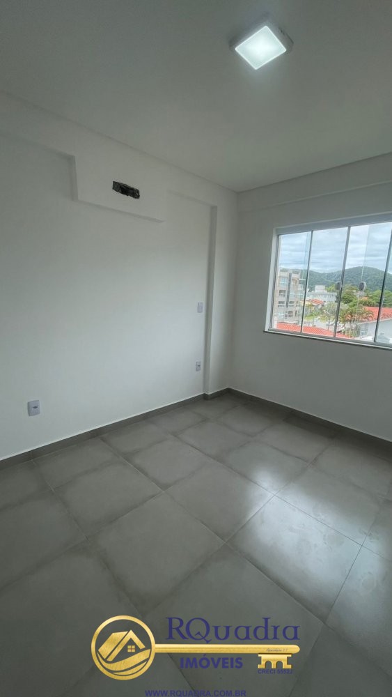 APARTAMENTO COM 3 QUARTOS EM BOMBAS 