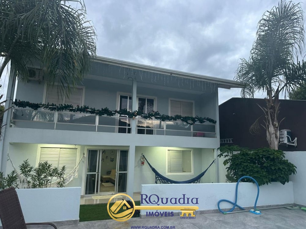 CASA COM 5 SUITES E PISCINA EM ZIMBROS