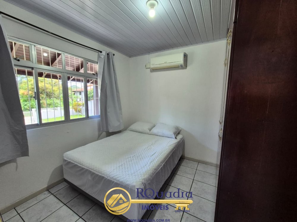 CASA NO CENTRO DE BOMBINHAS 