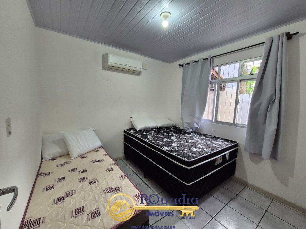 CASA NO CENTRO DE BOMBINHAS 