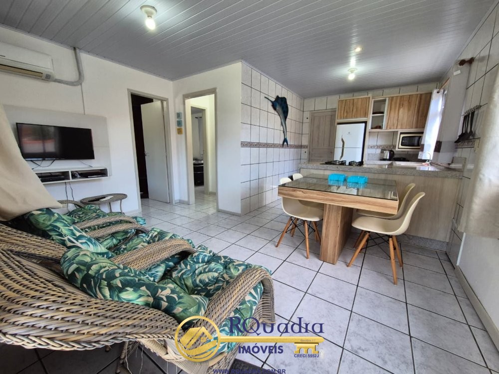 CASA NO CENTRO DE BOMBINHAS 