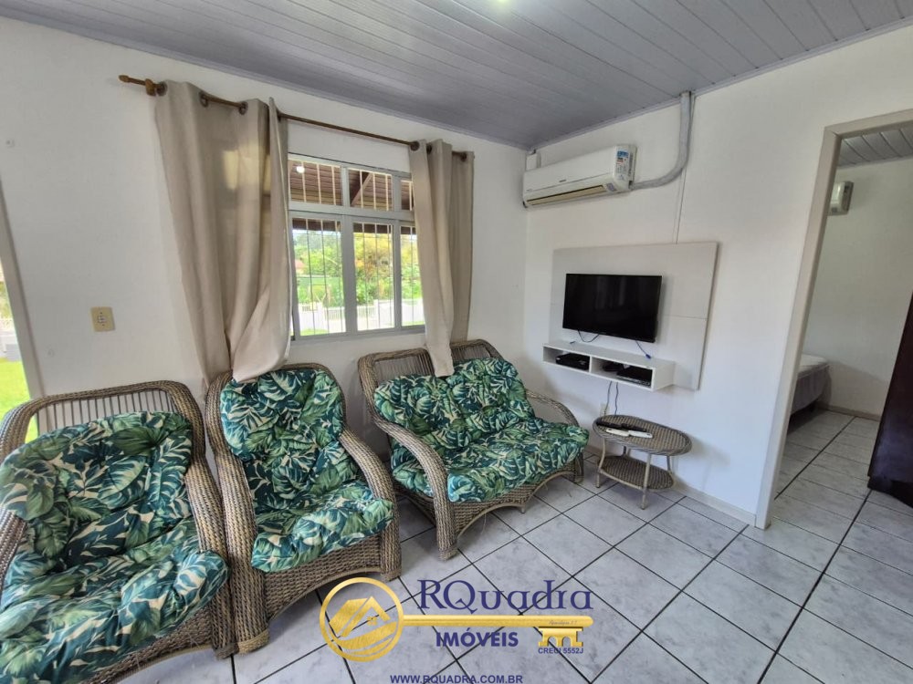 CASA NO CENTRO DE BOMBINHAS 