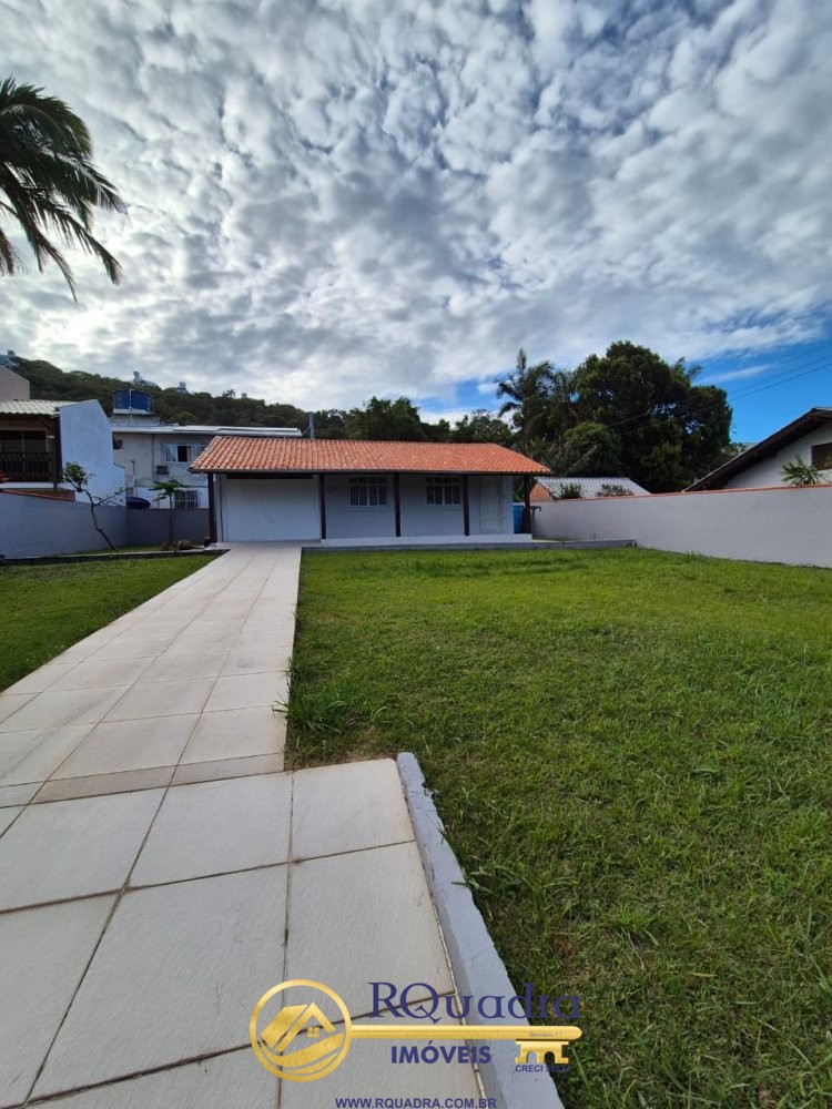 CASA NO CENTRO DE BOMBINHAS 