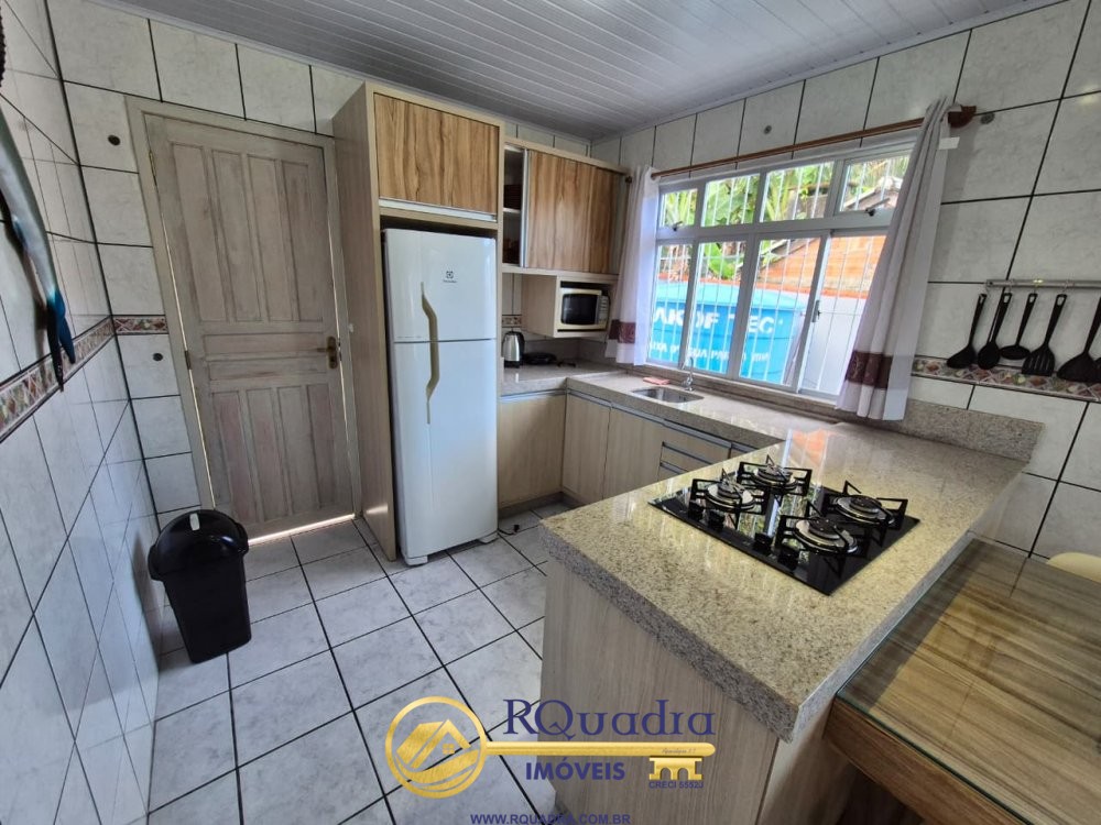 CASA NO CENTRO DE BOMBINHAS 