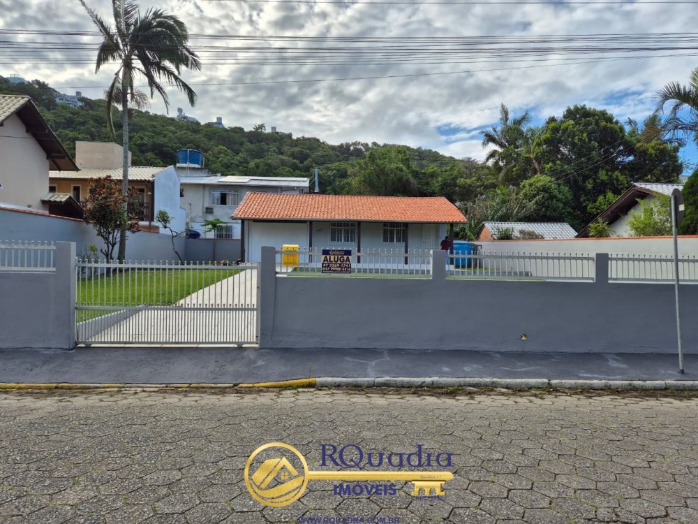 CASA NO CENTRO DE BOMBINHAS 